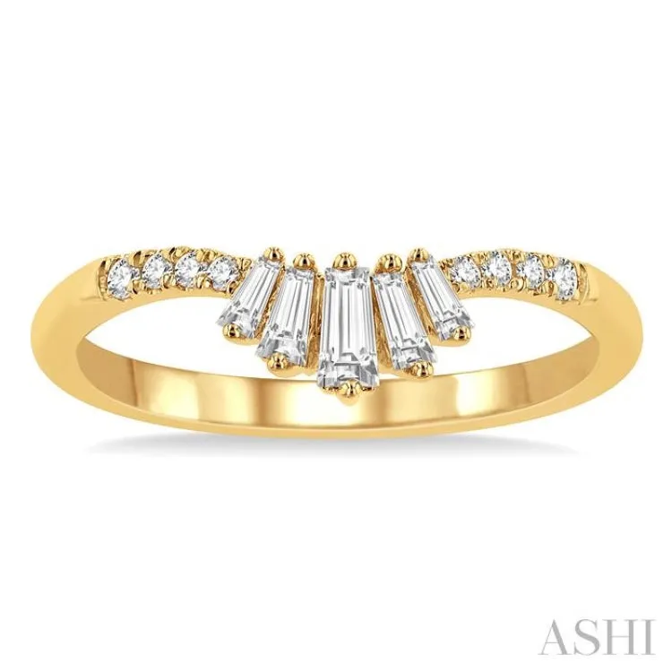 1/4 Ctw Chevron Baguette Crown and Round Cut Diamond Fashion Ring in 14K Yellow Gold