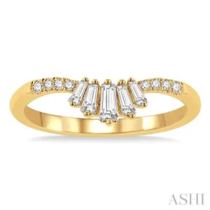 1/4 Ctw Chevron Baguette Crown and Round Cut Diamond Fashion Ring in 14K Yellow Gold