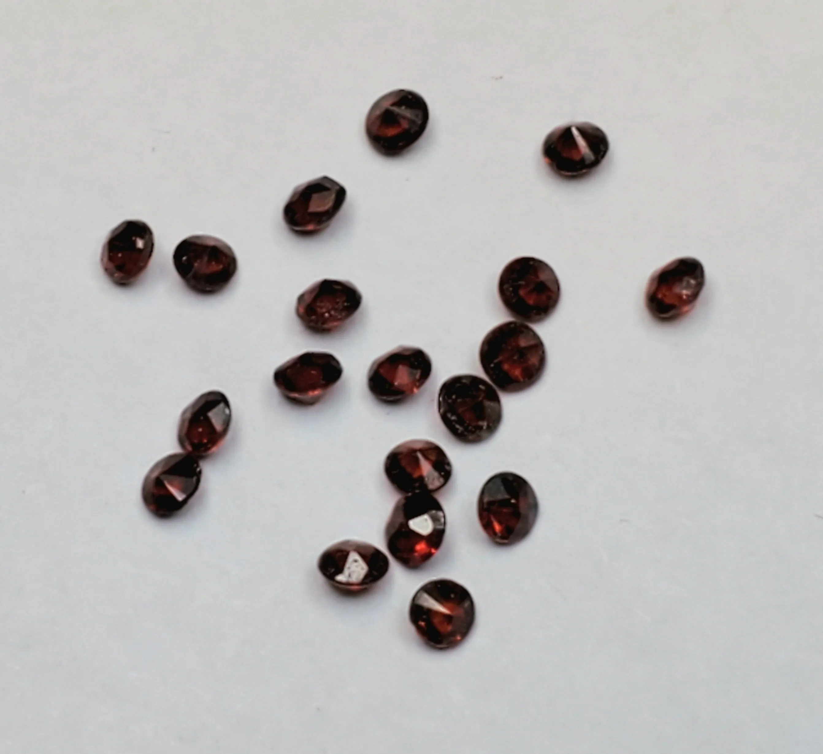 19 Round Cut Melee Garnets