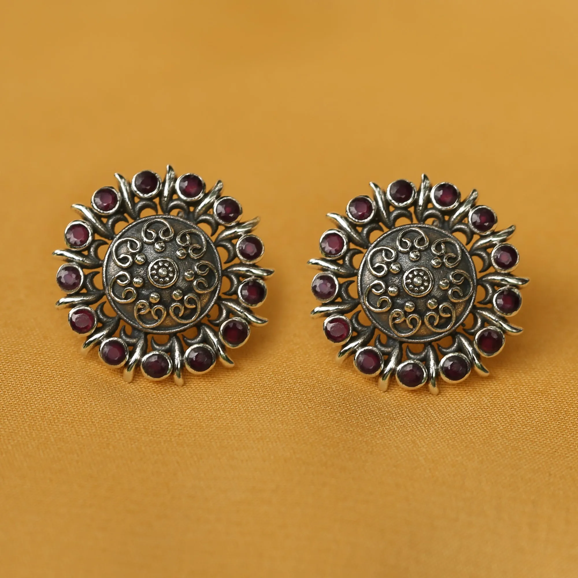 925 Silver Antique Look Ruby Red Stud